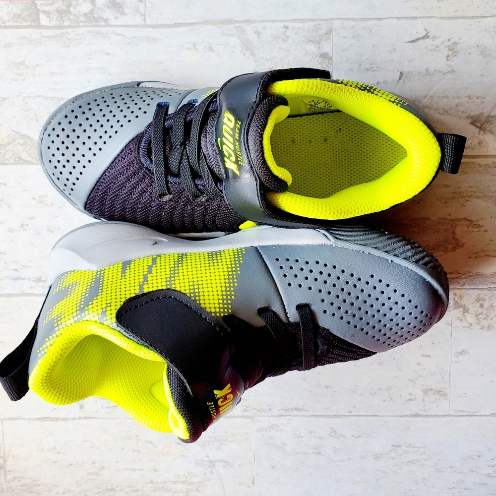 Size 10.5C Boys Nike Team Hustle Quick 7